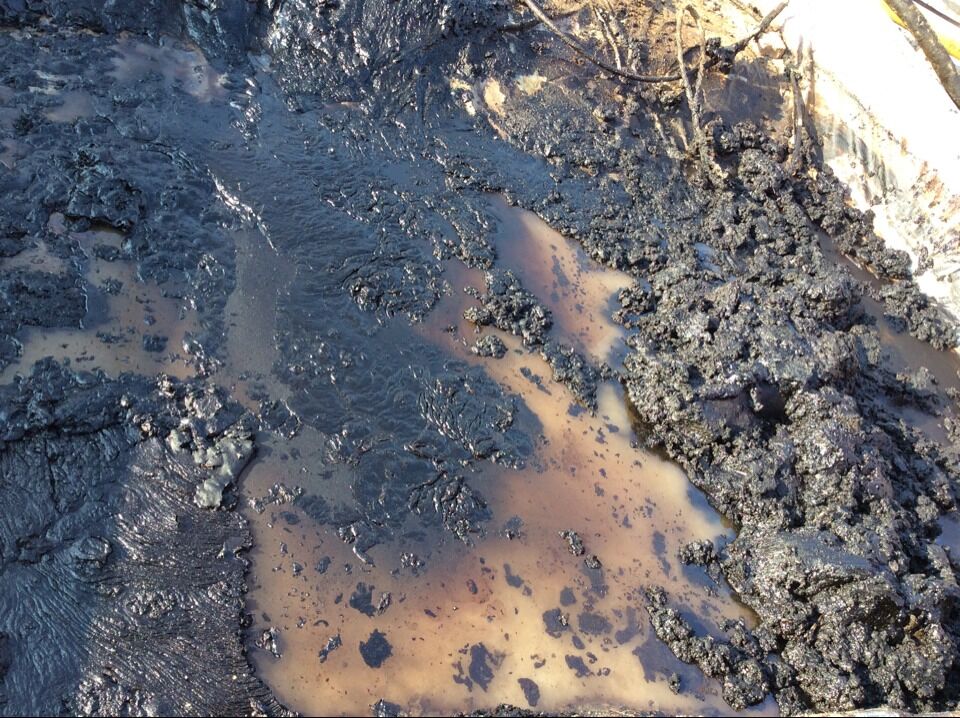 含油污水是原油、泥沙、水等的混合物。